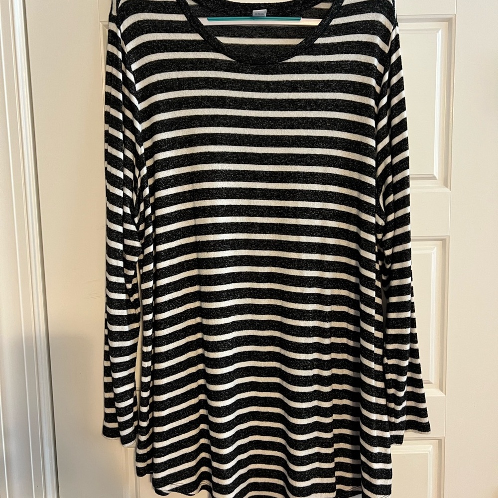 Old Navy Black and White Long Sleeve Boxy Tee